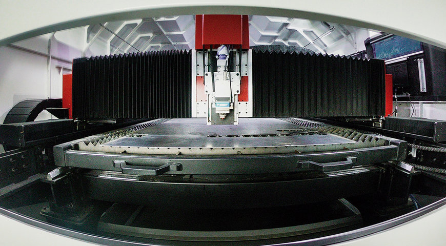 Une machine de découpe laser à grande vitesse utilise de nouveaux développements CNC pour accélérer le débit